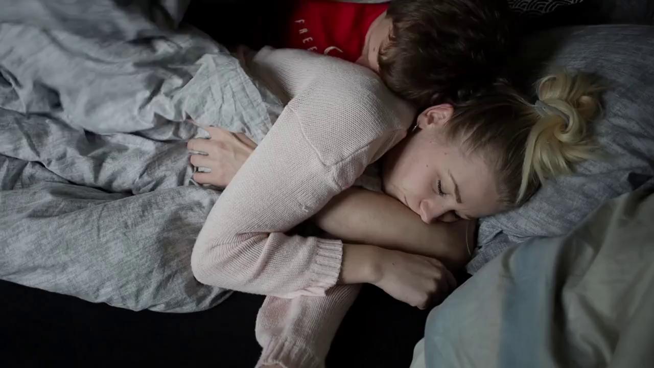 Проник в спящую блондинку