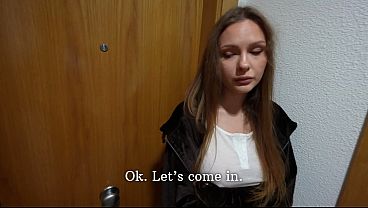 Похотливая соседка жестко трахает изменника в жопу