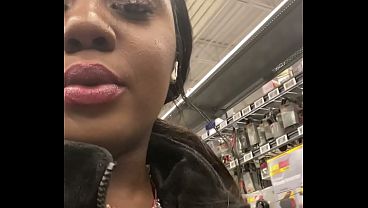 Огромные сиськи наружу в туалете Walmart порно